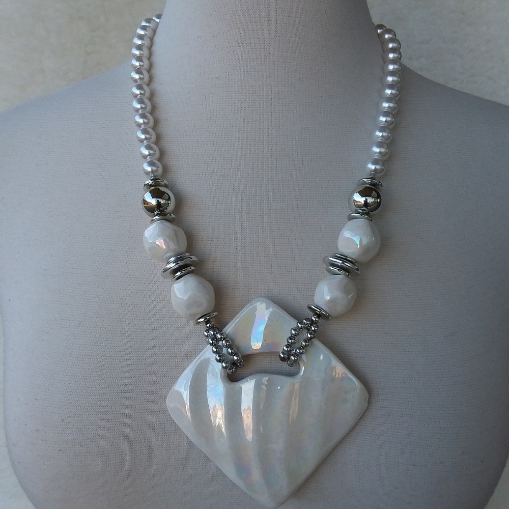 Vintage White & Silver Faux Pearl Necklace - Picture 5 of 6